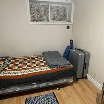 single basement room near Yorkdale Subway station - Photo 3