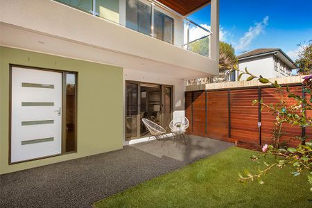 Private Entry with Courtyard – Perfect for Comfortable Living - Photo 4