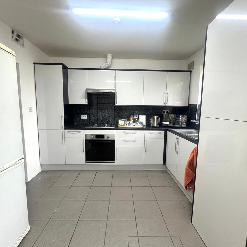 Warner Close, Harlington, Hayes, UB3 5LG - Photo 1