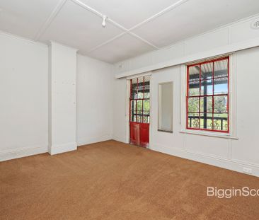 TWO STOREY VICTORIAN HOME ACROSS FROM GOSCH'S PADDOCK! - Photo 5