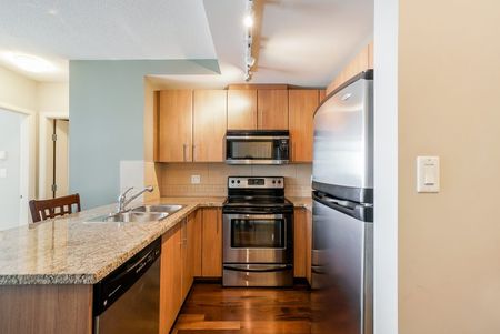 $2,400 / 2br – 817ft2 – 2-bedroom 2-bathroom unit with over 800 SQ FT of living space (QM32) - Photo 3
