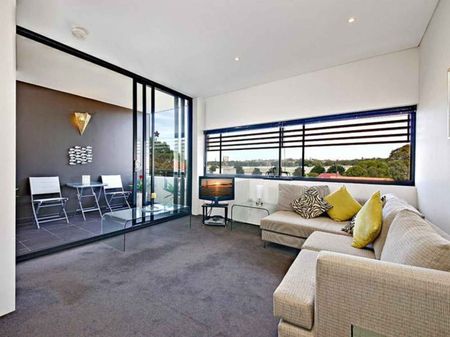 Large One Bedroom + Study in the Famous Capella Building - Photo 5