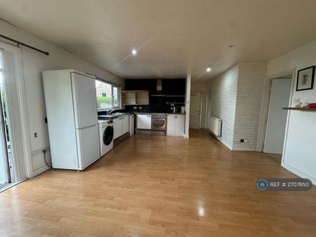 3 bedroom flat to rent - Photo 4