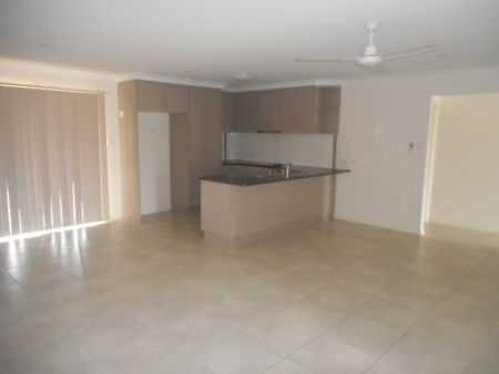 Fully Air-conditioned! - Photo 3