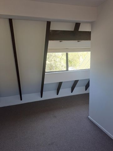 Sunny & warm 3 bedroom townhouse - Photo 5