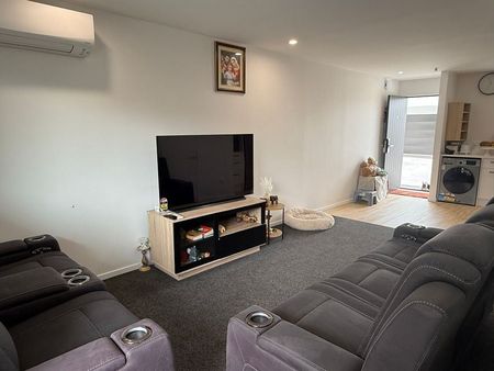 Near new fully furnished 2BR Townhouse in Hornby - Photo 2