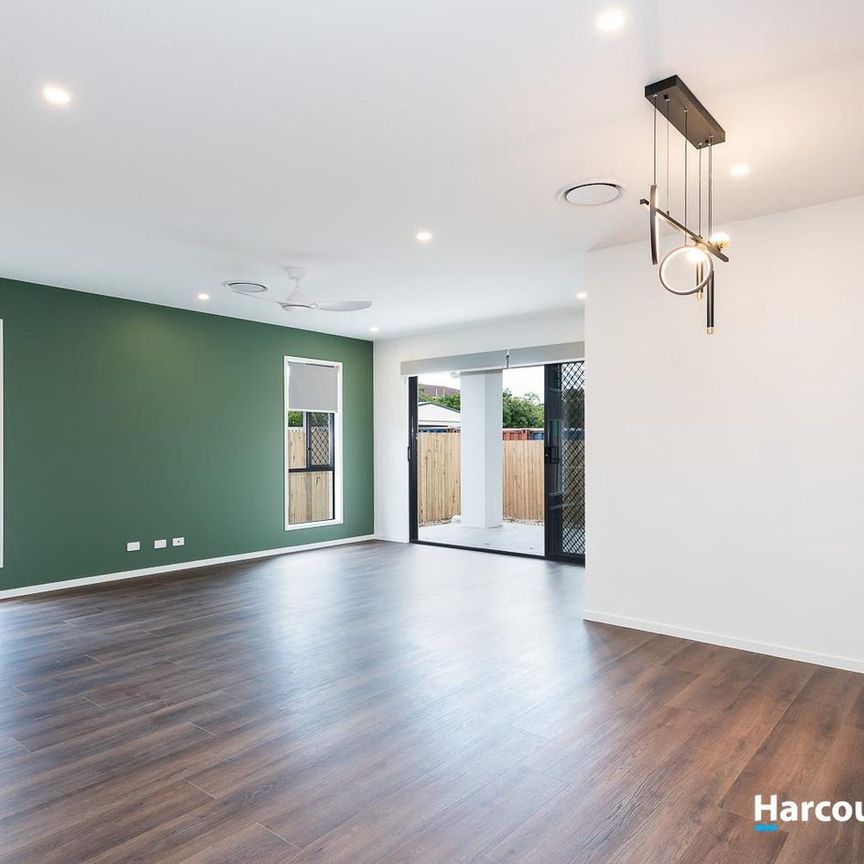 Luxury living Brand NEW ** Ducted Air, Gas cooking, butler pantry nook floor to ceiling tiled bathroom - - Photo 1