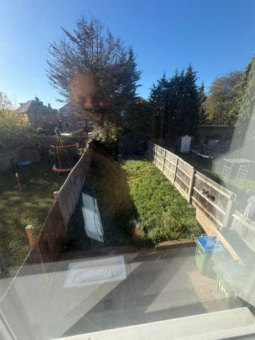 3 Bed Semi-Detached House, Greenwich, SE12 - Photo 5