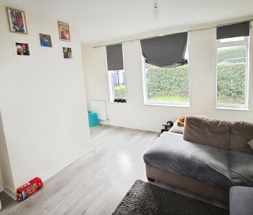 3 bedroom end of terrace house to rent - Photo 3