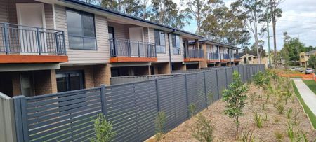 Modern 3 bedroom 3 bathroom townhouse in a popular estate for rent - Photo 5