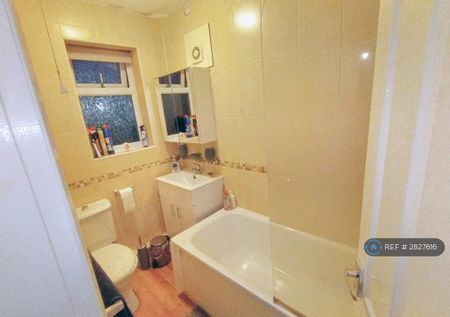 1 bedroom in a house share to rent - Photo 3