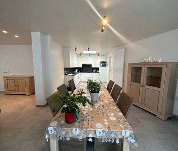 Verrassend ruime woning met 3 ruime slaapkamers en garage - Photo 2