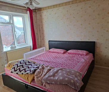 3 Bed Semi-Detached House, Alwins Court, BS30 - Photo 1