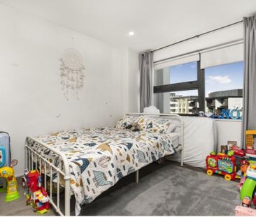 Beach Road Stunner! - Photo 4