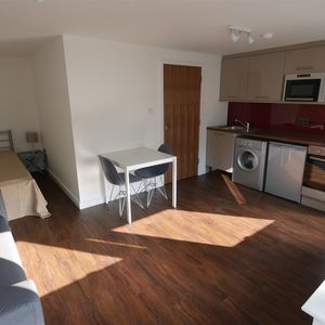 Flat 3 Hill House, Bournemouth BH1 - Photo 2