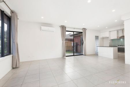 Perfect Townhouse - Stones Throw to Burwood One Shopping Centre - Photo 2