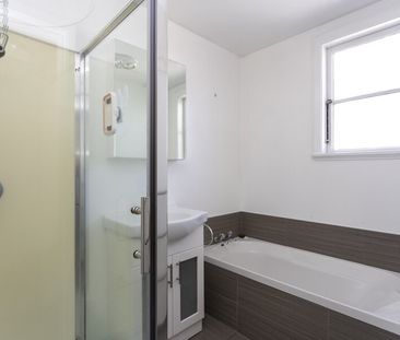 Lovely 3-Bedroom Home in Prime Location! - Photo 2