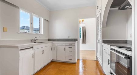 Spacious Family Home in Prime Ellerslie Location – Lawns Included! - Photo 4