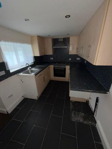 2 bedroom end of terrace house to rent - Photo 2