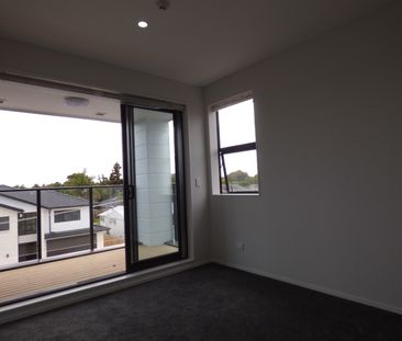 Spacious 1 Bedroom Apartment. with Carpark - Photo 4