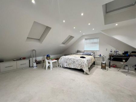 2 Bed Flat, Horn Lane, W3 - Photo 2