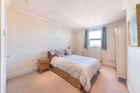 A spacious three double bedroom split level apartment on Earlsfield Road. - Photo 4