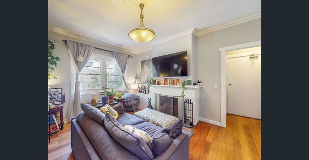 Charming 2-Bedroom Apartment on Barkly Street: A St Kilda Oasis - Photo 1