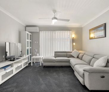 Modern, low-maintenance villa just minutes from the coast. - Photo 4