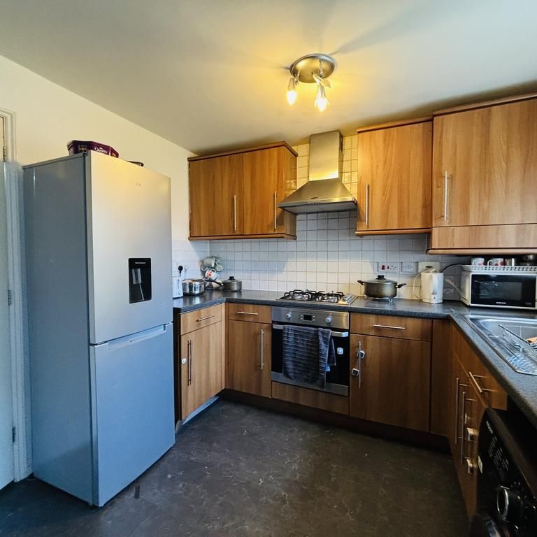 3 bedroom end of terrace house to rent - Photo 1