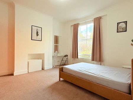 2 Bed Flat, Warwick Gardens, W14 - Photo 5