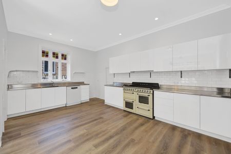 Renovated Spacious 7 Bedroom house - Photo 4