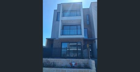 super large Brand New Townhouse with 3 bedrooms with 3 baths - Photo 5