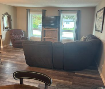3 Bedroom House with Heated Garage - Photo 2