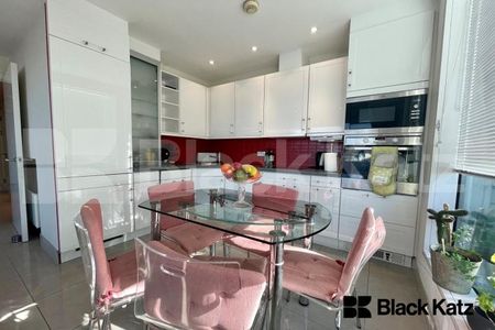 Highly desirable development, stunning roof terrace & 24 Hr. Concierge - Photo 4