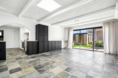 Just Renovated - Three Bedroom + Bungalow + workshop | Garden Maintenance Included - Photo 2