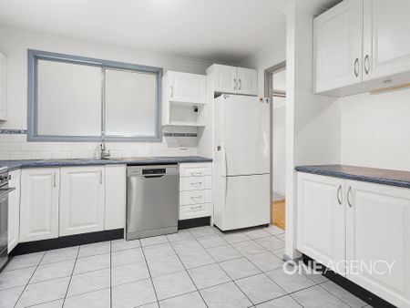 SPACIOUS FAMILY HOME WITH MULTIPLE LIVING AREAS - Photo 4