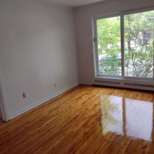 4 1/2 App. 1er étage Rue Laurier Long. - Photo 3