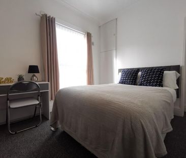 1 bedroom in a house share to rent - Photo 2