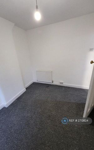 2 bedroom semi-detached house to rent - Photo 4