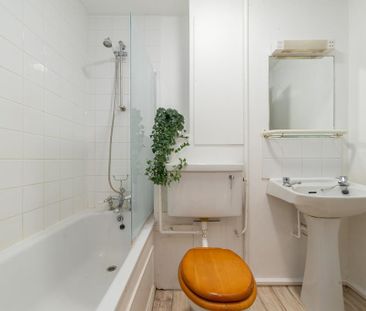 1 bedroom in a house share to rent - Photo 1
