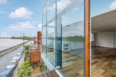 Fabulous newly refurbished two bedroom penthouse overlooking the river Thames with allocated parking - Photo 5