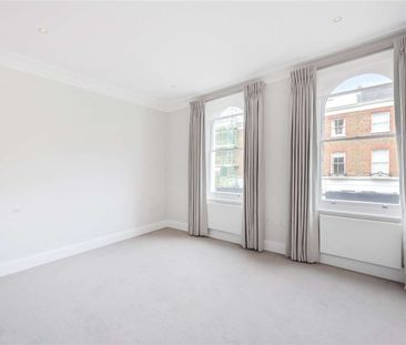 Beautifully finished throughout, this three bedroom townhouse is tucked away in a quiet Chelsea square. - Photo 5