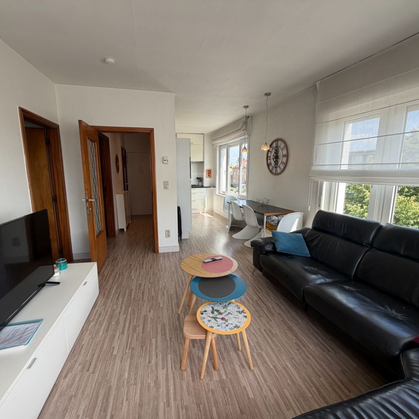 Instapklaar gemeubeld appartement met één slaapkamer. Gelegen op het tweede verdiep in een gebouw zonder lift. - Foto 1
