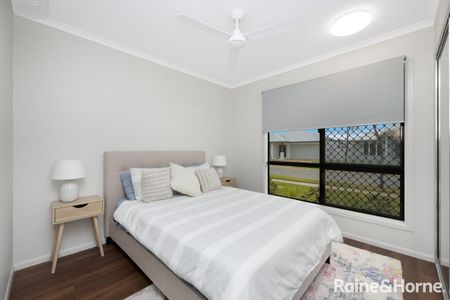 SLEEK & MODERN - Photo 3