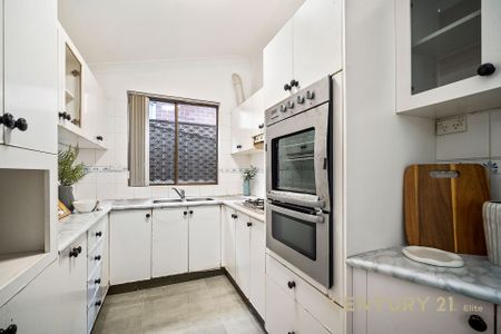 Large Three Bedroom House - Photo 5