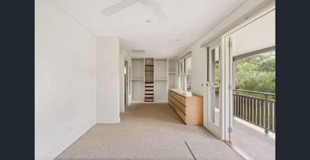 Private renovated apartment / expansive outdoor living - Photo 2