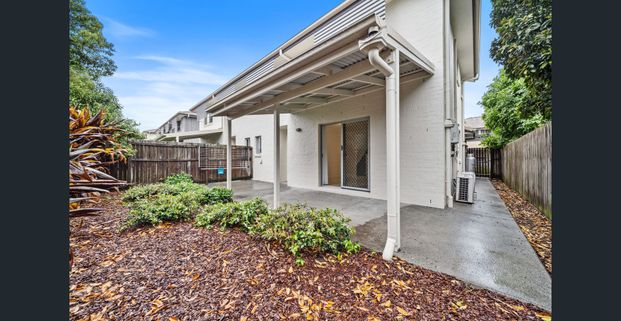 Modern Townhouse in a Quiet, Convenient Marsden Location - Photo 1