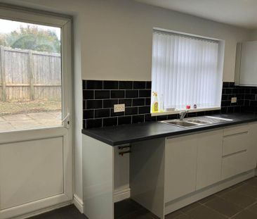 3 bedroom semi-detached house to rent - Photo 3