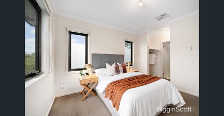 Stylish and Spacious Living in Notting Hill - Photo 3