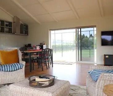 Fully furnished, tennis cottage in the vines - Photo 2